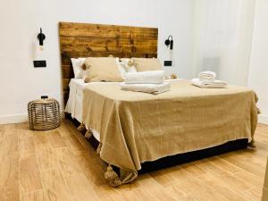 马德里LUXURY, PRIVATE WELLNESS IN PRADO MUSEUM NEW AUG21的一张床上的床上毛巾