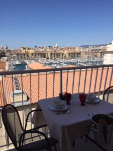 马赛Suite privée du balcon du vieux port Marseille的市景阳台桌子
