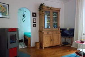 罗埃特根Ferienhaus Quick's Cottage的客厅配有木柜和电视