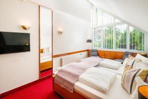 策勒布鲁姆拉格酒店的一间卧室设有一张床和一个大窗户