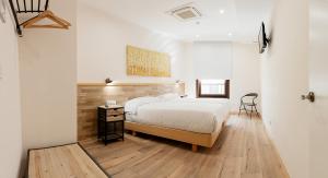 奥伦塞Casa Miño的一间卧室配有一张床,铺有木地板