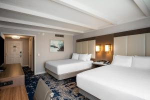 奥尔巴尼Crowne Plaza Albany - The Desmond Hotel的酒店客房配有两张床和一张书桌
