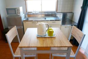 高知Apartment in Kochi-Vacation STAY 63640v的厨房配有木桌和茶壶