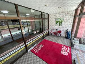 KanayamaIso Tokei - Vacation STAY 61898v的一间铺有红色地毯的房间