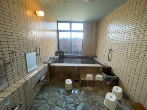 KanayamaIso Tokei - Vacation STAY 61898v的带浴缸的浴室和2个卫生间