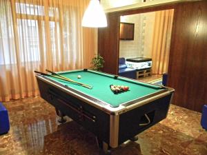 Hotel Villa Serena内的一张台球桌
