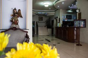 瓜达拉哈拉赌场广场酒店的大厅,有天使雕像坐在椅子上