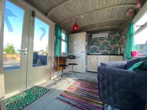 GrafhorstDe Ganz的客厅配有沙发和巴士椅子
