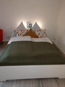 林道Claar Ferienwohnung Lindau Bodensee的一间卧室,卧室内配有一张大床