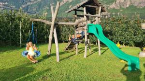 奥拉Villa Trogerhof的两个孩子在院子里摆摆摆摆摆架子