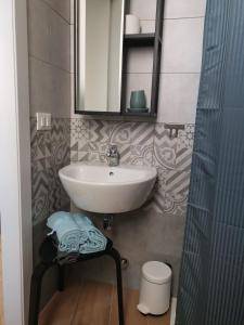 米兰B&B Casa Caterina的一间带水槽和镜子的浴室