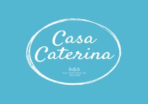 米兰B&B Casa Caterina的蓝色背景卡萨卡蒂娜瓶标签