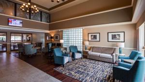 麦迪逊东城套房贝斯特韦斯特酒店的大堂设有蓝色椅子和等候室