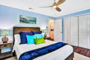 新士麦那海滩Flamingo Cottage的一间卧室配有一张带蓝色墙壁的大床