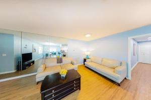 坦帕Dana Shores Retreat的客厅配有两张沙发和一台电视机