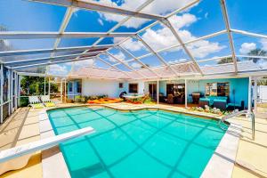 坦帕Dana Shores Retreat的一个带玻璃天花板的室内游泳池