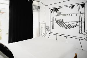 卢纳将军城Suyog Life Siargao的卧室的一张带吊床的画
