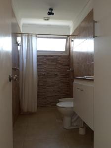 拉帕洛马Petrel的一间带卫生间、水槽和窗户的浴室
