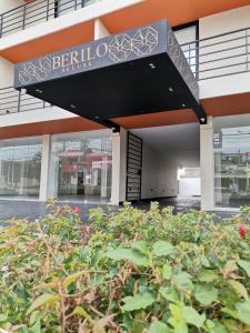 巴兰基亚Berilo Deluxe Apartahotel的带有读伯克利中心标志的建筑