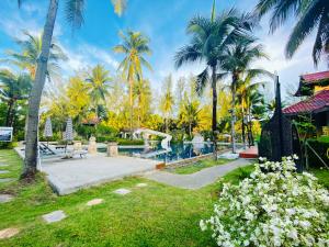 蔻立Palm Galleria Resort-SHA Extra Plus的棕榈树公园和游泳池