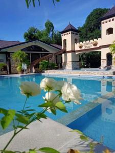NaguilianBella Vista Resort的一座带游泳池和大楼的度假村