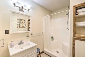 Roan MountainThe Chalet Retreat Cabin Across from Creek!的白色的浴室设有水槽和淋浴。