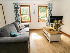 AllantonGroom's Cottage的带沙发和电视的客厅