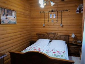 波恰耶夫Sadyba Pochayiv的小木屋内一间卧室,配有一张床