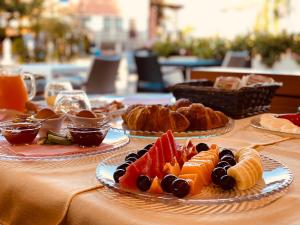 Magnano in RivieraHotel Riviera的一张桌子,上面放着糕点和水果盘