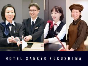 福岛福岛桑科约酒店的两张身着制服的两名妇女坐在桌子上的照片