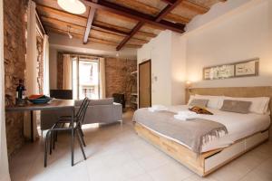 巴塞罗那Decô Apartments Barcelona-Born St.的一间卧室配有一张床和一张书桌