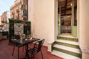 巴塞罗那Decô Apartments Barcelona-Born St.的阳台的天井配有桌椅