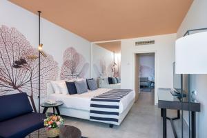 埃拉特Yam Suf by Isrotel Collection的酒店客房,配有床和沙发