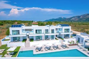 普利瑙港湾Narciso Thassos Luxury Suites的享有带游泳池的别墅的空中景致