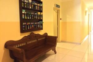 吉隆坡Sun Inns Hotel Kepong near Hospital Sungai Buloh的坐在一个有香烟学家的房间的木凳