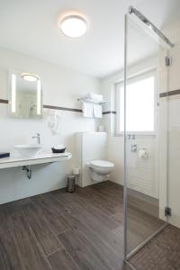 巴特马林贝格Landhotel Kristall的浴室配有卫生间、盥洗盆和淋浴。