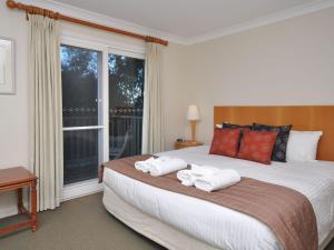 波高尔宾Villa 3br Vista Villa located within Cypress Lakes Resort的一间卧室配有一张大床和毛巾