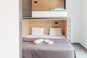 雅典雅典背包客旅舍的一间卧室配有一张床,上面有两条毛巾