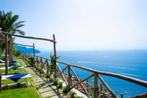 阿马尔菲Villa Foglia Amalfi的通往大海的楼梯