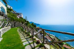 阿马尔菲Villa Foglia Amalfi的从山丘上欣赏海景