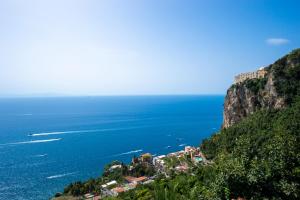 阿马尔菲Villa Foglia Amalfi的海边小山上的一个小镇