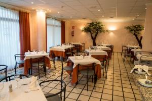 佩尼斯科拉海梅一世酒店的一间设有白色桌椅的用餐室
