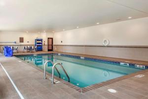 苏福尔斯Comfort Inn & Suites Avera Southwest的大楼内的大型游泳池