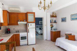 爱琴娜岛Villa Euphoria Studio in Aegina, A' Marathonas Bay的客房内的厨房配有白色冰箱冰柜