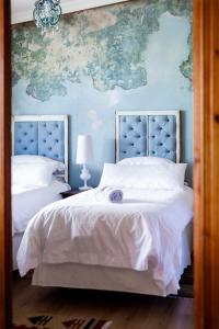 弗朗斯胡克Courchevel Cottages的卧室配有两张挂有地图的床,墙上挂有地图