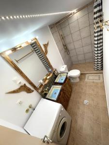 DhrapaniásVillage Villa Marika - Mimis Drapanias的一间带水槽和镜子的卫生间的浴室