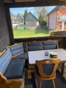 ReichenbachHaus Zauberwald的客房设有桌椅和窗户。