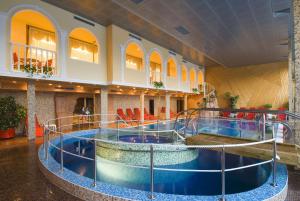 巴什卡沃达地平线酒店的大型建筑中的大型游泳池