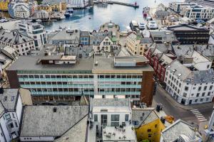 奥勒松Aalesund City Apartment的享有河流和建筑的城市空中景致