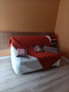 HillionProche GR34 , Studio "Estrella" , petit cocon accueillant的一张床上有两个枕头的房间